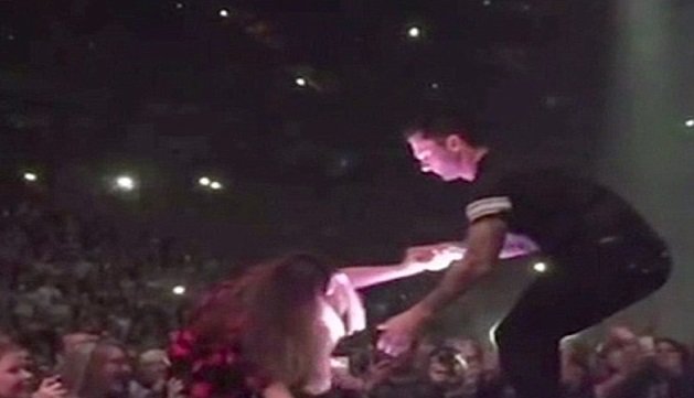 Ο Ανταμ Λεβίν χτύπησε κατά λάθος θαυμάστριά του και μετά έκανε κάτι υπέροχο [εικόνες & βίντεο] | iefimerida.gr 2