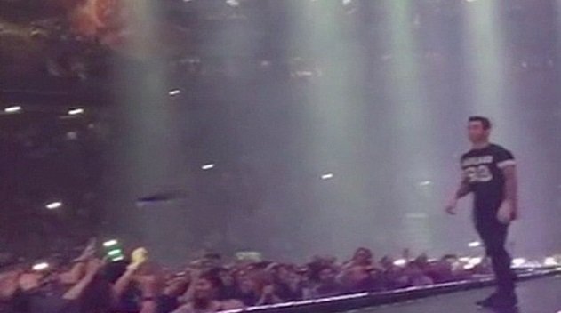 Ο Ανταμ Λεβίν χτύπησε κατά λάθος θαυμάστριά του και μετά έκανε κάτι υπέροχο [εικόνες & βίντεο] | iefimerida.gr 0