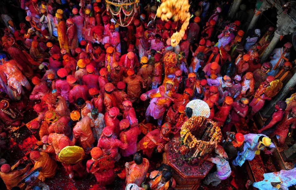 Holi Festival: Η εντυπωσιακή γιορτή στην Ινδία που γεμίζει τις πόλεις με χρώμα | iefimerida.gr 0