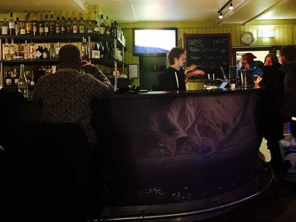 Ζώντας 24 ώρες στο σκοτάδι: Ταξίδι στο βορειότερο κατοικημένο σημείο του κόσμου [εικόνες] | iefimerida.gr 13