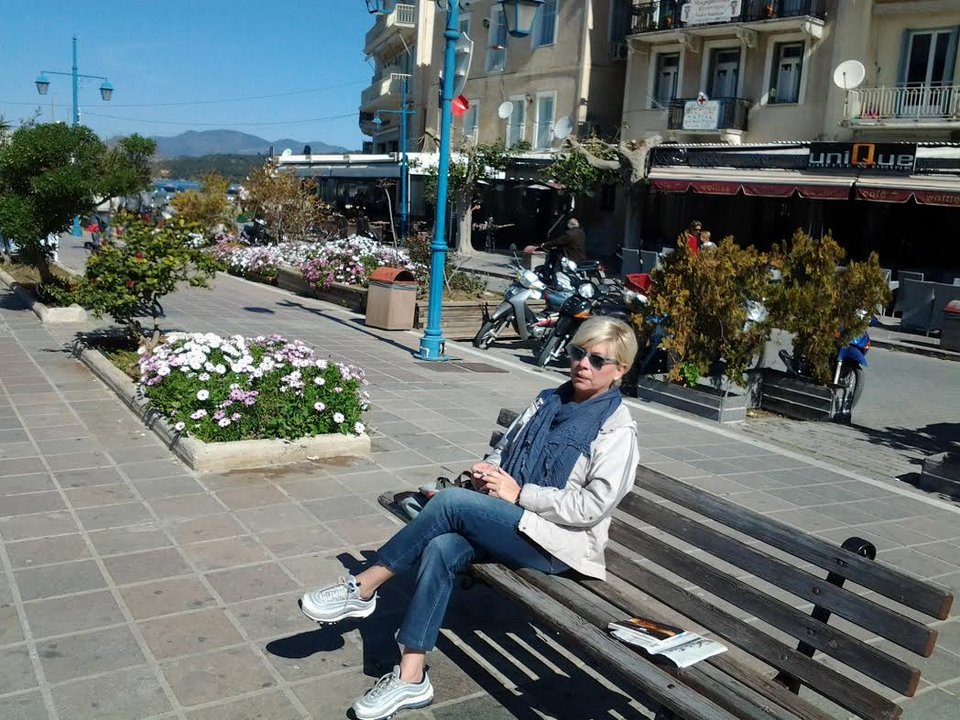 Το ζευγάρι των πετυχημένων δημοσιογράφων που εγκατέλειψε την Αθήνα για τη μαγευτική Αίγινα [εικόνες] | iefimerida.gr 1