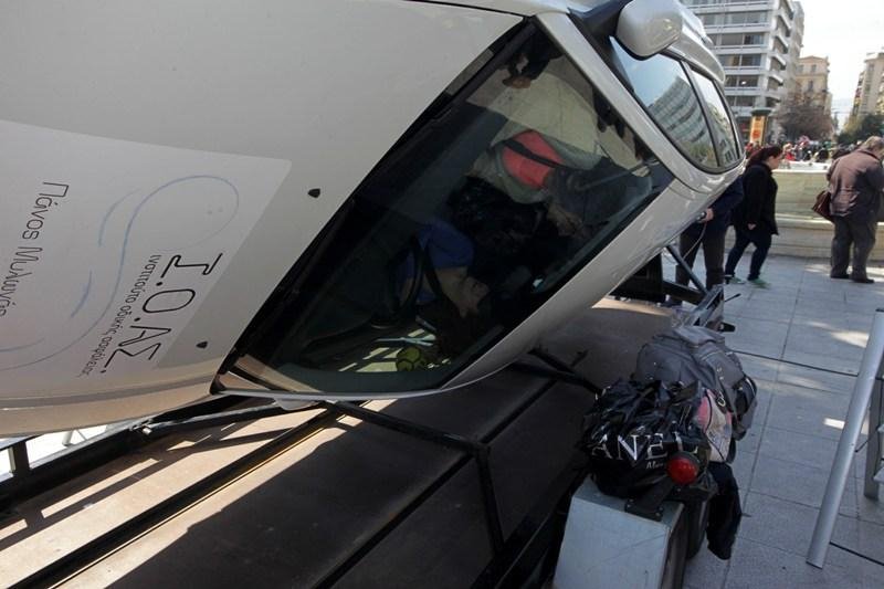 Ανατροπή αυτοκινήτου στην… πλατεία Συντάγματος [εικόνες] | iefimerida.gr 0