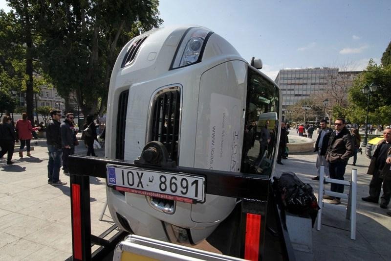 Ανατροπή αυτοκινήτου στην… πλατεία Συντάγματος [εικόνες] | iefimerida.gr 2