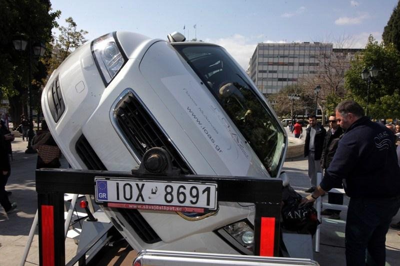 Ανατροπή αυτοκινήτου στην… πλατεία Συντάγματος [εικόνες] | iefimerida.gr 3