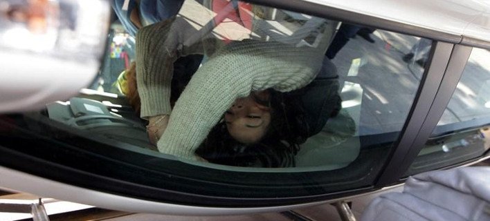 Ανατροπή αυτοκινήτου στην… πλατεία Συντάγματος [εικόνες] | iefimerida.gr 4