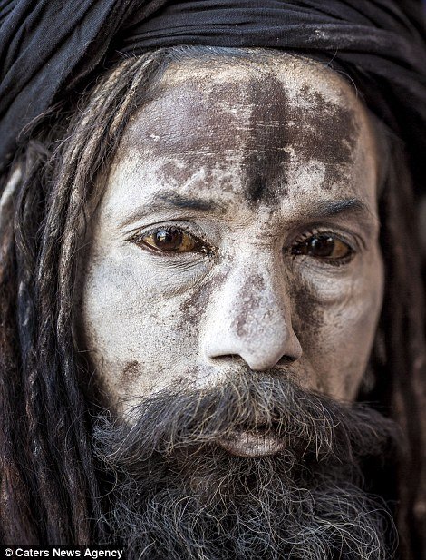 Οι κανίβαλοι μοναχοί που τους φοβούνται όλοι: Ζουν σε νεκροταφεία, τρώνε ανθρώπινο κρέας [εικόνες] | iefimerida.gr 8