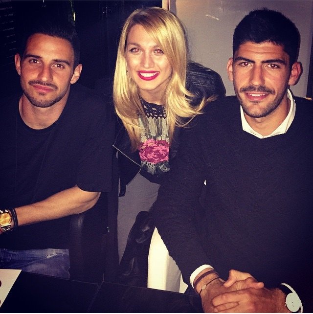 Η Κωνσταντίνα Σπυροπούλου φωτογραφίζεται με παίκτες του Ολυμπιακού [εικόνα] | iefimerida.gr 0