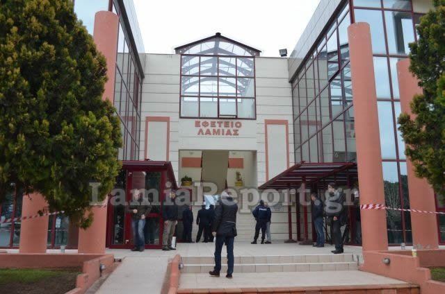 Επέστρεψε στις φυλακές Δομοκού ο ισοβίτης Επαμεινώνδας Κορκονέας [εικόνες] | iefimerida.gr 2