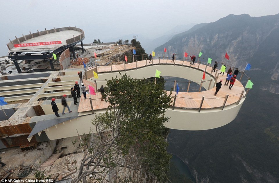 Μπαλκόνι μόνο για τολμηρούς -Πάνω από φαράγγι, σε ύψος 718 μέτρων [εικόνες] | iefimerida.gr 0