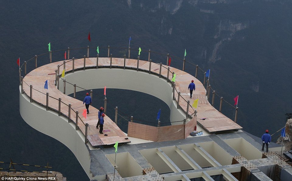 Μπαλκόνι μόνο για τολμηρούς -Πάνω από φαράγγι, σε ύψος 718 μέτρων [εικόνες] | iefimerida.gr 1