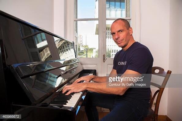 Η Δανάη πηδάει στην αγκαλιά του Γιάνη Βαρουφάκη με φόντο την Ακρόπολη [εικόνες] | iefimerida.gr 5