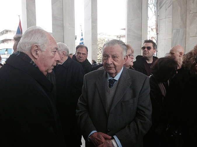 Συγκίνηση στο τελευταίο «αντίο» στον Βασίλη Μαγγίνα [εικόνες] | iefimerida.gr 3