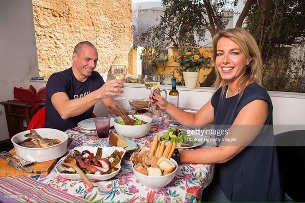 Η Δανάη πηδάει στην αγκαλιά του Γιάνη Βαρουφάκη με φόντο την Ακρόπολη [εικόνες] | iefimerida.gr 4