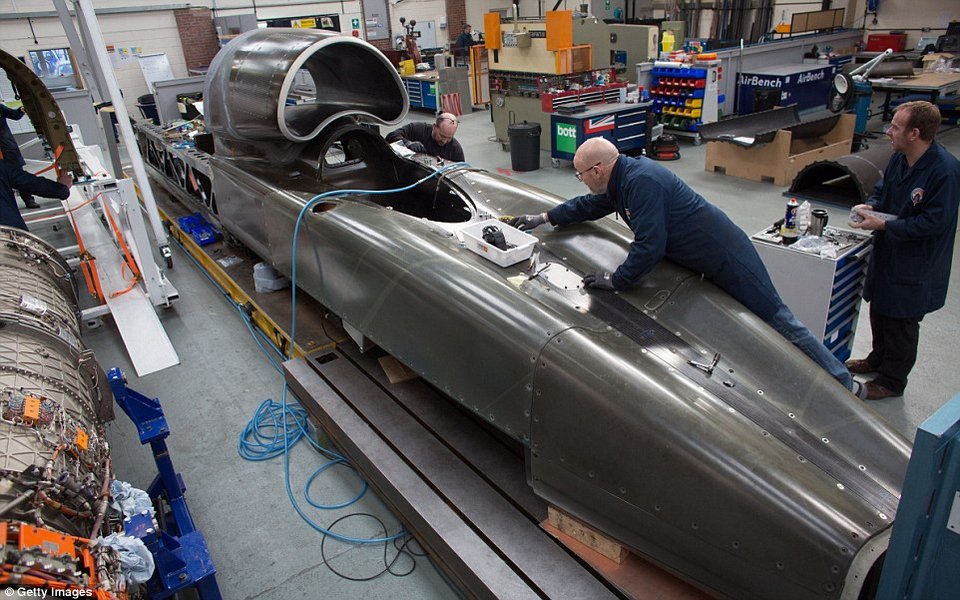 Καρέ-καρέ η κατασκευή του υπερηχητικού αυτοκινήτου που θα σπάσει το ρεκόρ ταχύτητας [εικόνες]  | iefimerida.gr 0