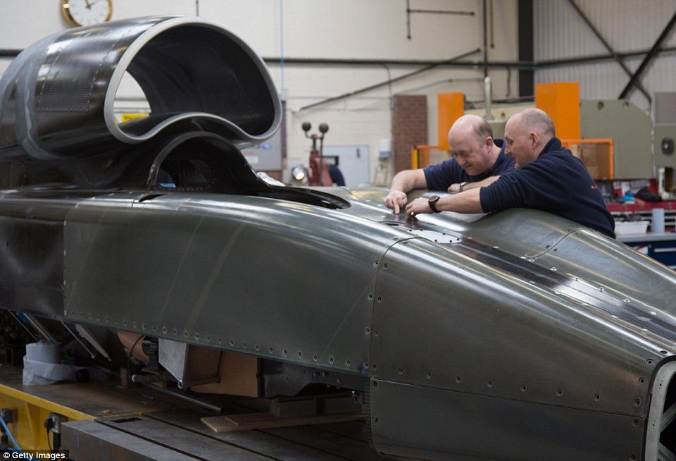 Καρέ-καρέ η κατασκευή του υπερηχητικού αυτοκινήτου που θα σπάσει το ρεκόρ ταχύτητας [εικόνες]  | iefimerida.gr 4