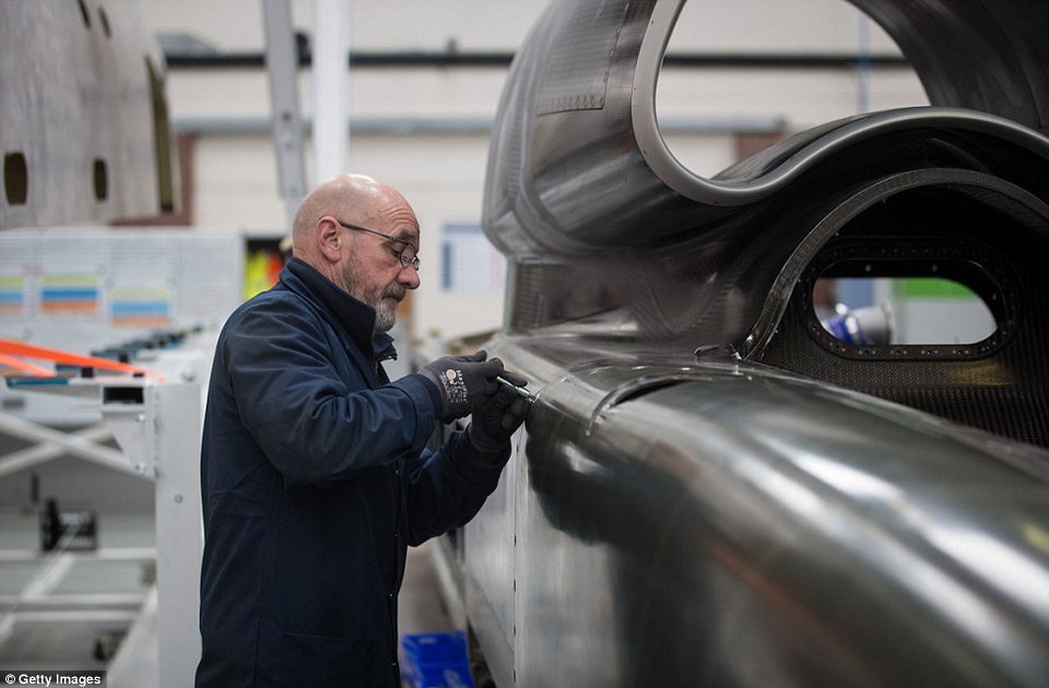 Καρέ-καρέ η κατασκευή του υπερηχητικού αυτοκινήτου που θα σπάσει το ρεκόρ ταχύτητας [εικόνες]  | iefimerida.gr 5