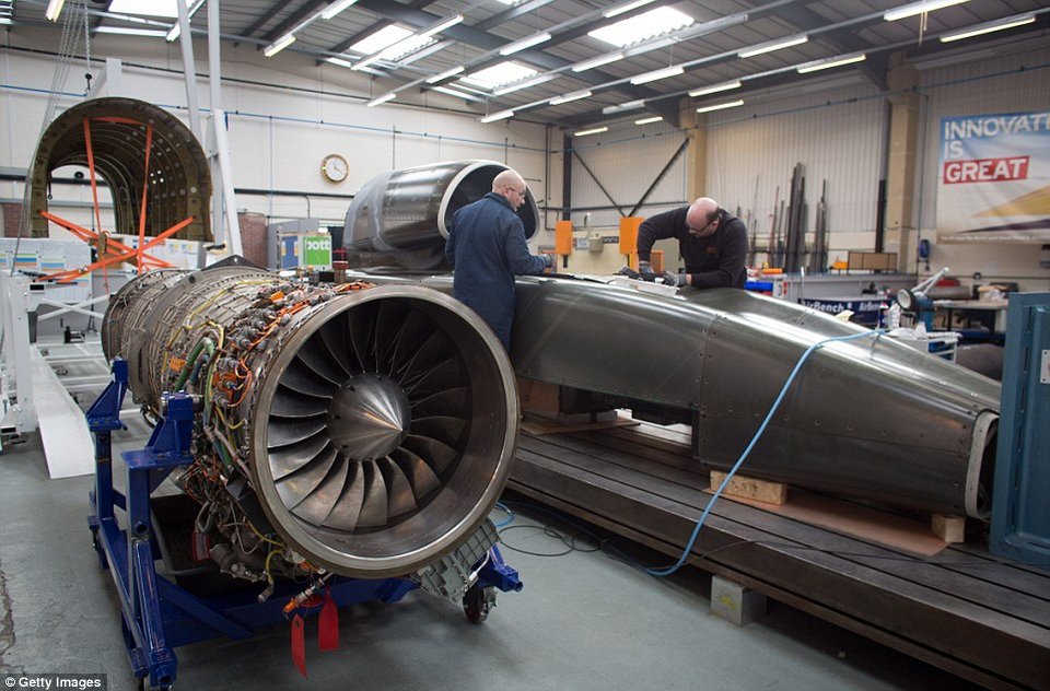 Καρέ-καρέ η κατασκευή του υπερηχητικού αυτοκινήτου που θα σπάσει το ρεκόρ ταχύτητας [εικόνες]  | iefimerida.gr 1