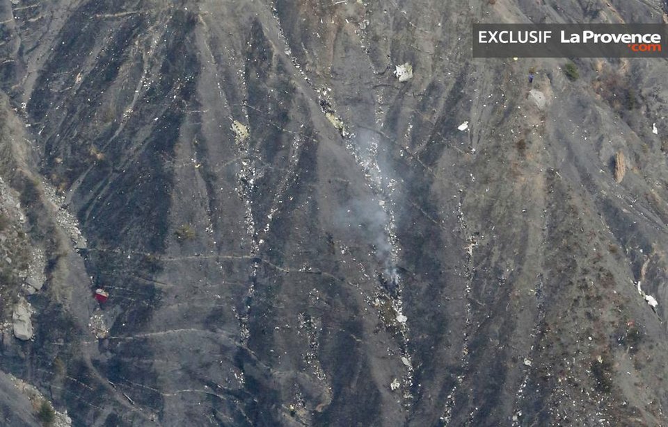 Οι πρώτες εικόνες από τα συντρίμμια του αεροσκάφους στις γαλλικές Αλπεις [εικόνες & βίντεο] | iefimerida.gr 3