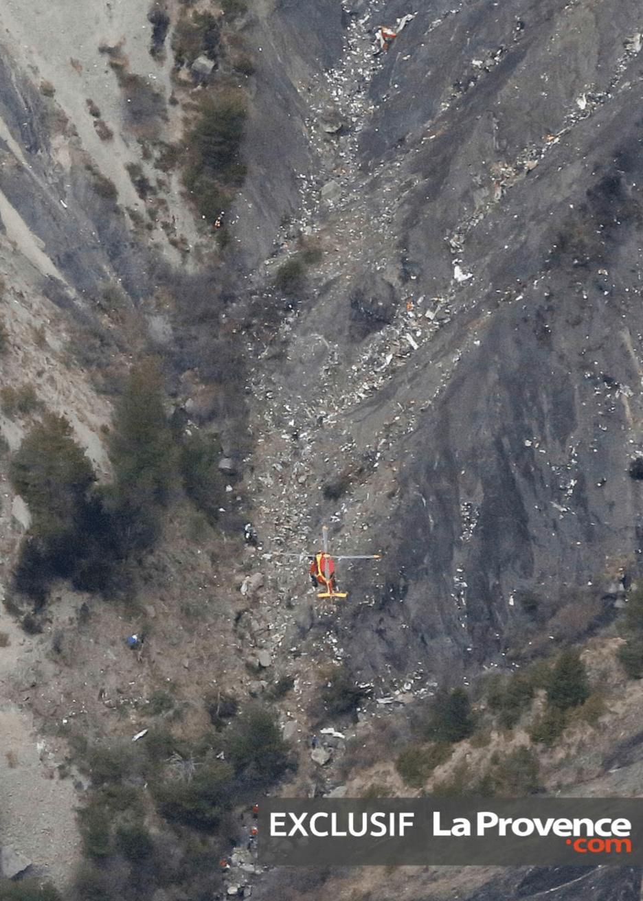 Οι πρώτες εικόνες από τα συντρίμμια του αεροσκάφους στις γαλλικές Αλπεις [εικόνες & βίντεο] | iefimerida.gr 2