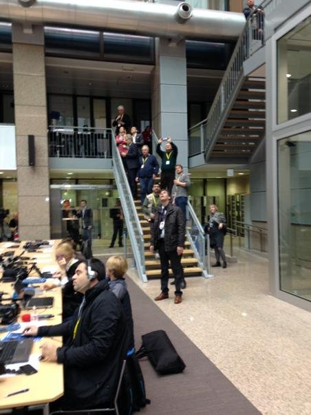 Στο... πόδι όλοι στη Σύνοδο Κορυφής -Χαζεύουν την έκλειψη Ηλίου [εικόνα] | iefimerida.gr 0