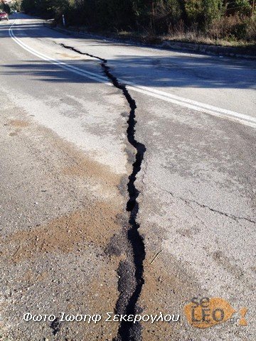 «Aνοιξε» η γη στη Χαλκιδική -Στα δύο κόπηκε επαρχιακός δρόμος [εικόνες] | iefimerida.gr 2