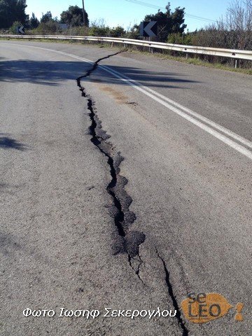 «Aνοιξε» η γη στη Χαλκιδική -Στα δύο κόπηκε επαρχιακός δρόμος [εικόνες] | iefimerida.gr 1