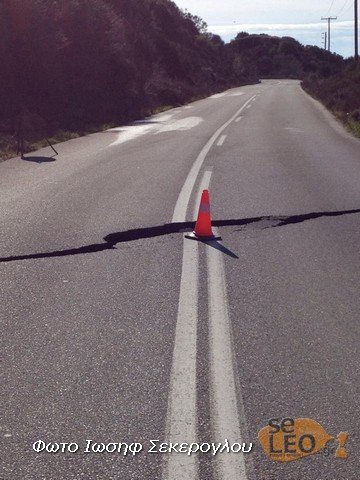 «Aνοιξε» η γη στη Χαλκιδική -Στα δύο κόπηκε επαρχιακός δρόμος [εικόνες] | iefimerida.gr 0