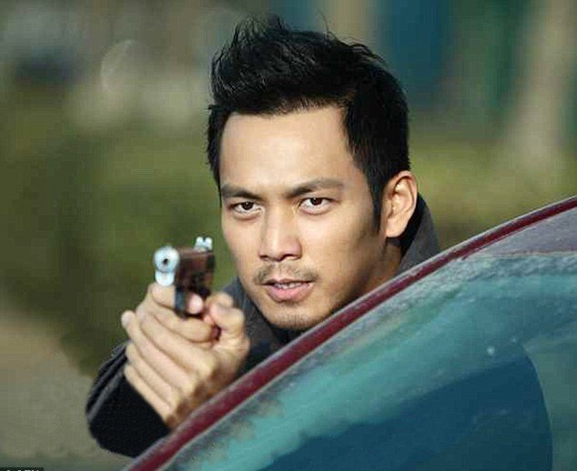 Κακός χαμός σε μαραθώνιο με «κούκλο» αστυνομικό -Οι γυναίκες σταμάτησαν να τρέχουν και τον περικύκλωσαν [εικόνες] | iefimerida.gr 2