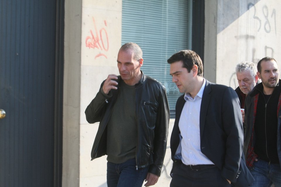 Ο Τσίπρας, ο Βαρουφάκης και οι συνεργάτες τους σε καφέ του Παγκρατίου -Το παρ' ολίγον ατύχημα και τα αστεία [αποκλειστικές εικόνες & βίντεο] | iefimerida.gr 11