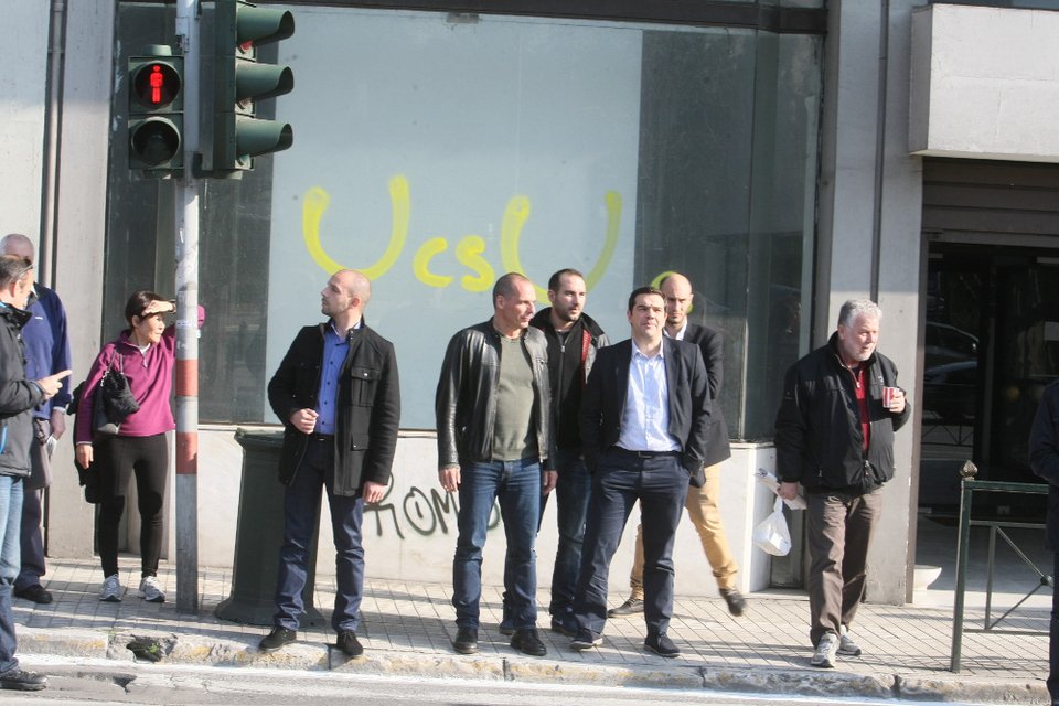 Ο Τσίπρας, ο Βαρουφάκης και οι συνεργάτες τους σε καφέ του Παγκρατίου -Το παρ' ολίγον ατύχημα και τα αστεία [αποκλειστικές εικόνες & βίντεο] | iefimerida.gr 12
