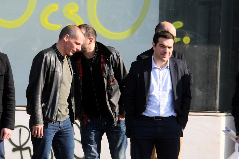 Ο Τσίπρας, ο Βαρουφάκης και οι συνεργάτες τους σε καφέ του Παγκρατίου -Το παρ' ολίγον ατύχημα και τα αστεία [αποκλειστικές εικόνες & βίντεο] | iefimerida.gr 10