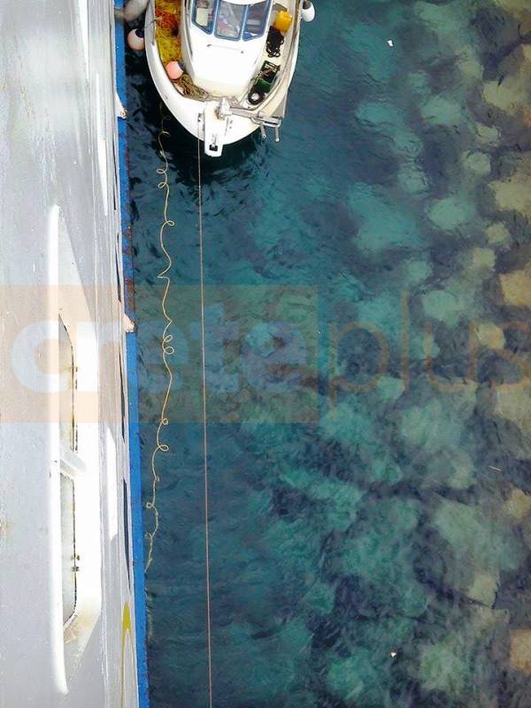 Ταλαιπωρίας συνέχεια για τους επιβάτες του «Βιτσέντζος Κορνάρος»- Καΐκι τους πάει τα απαραίτητα τρόφιμα [εικόνες] | iefimerida.gr 2