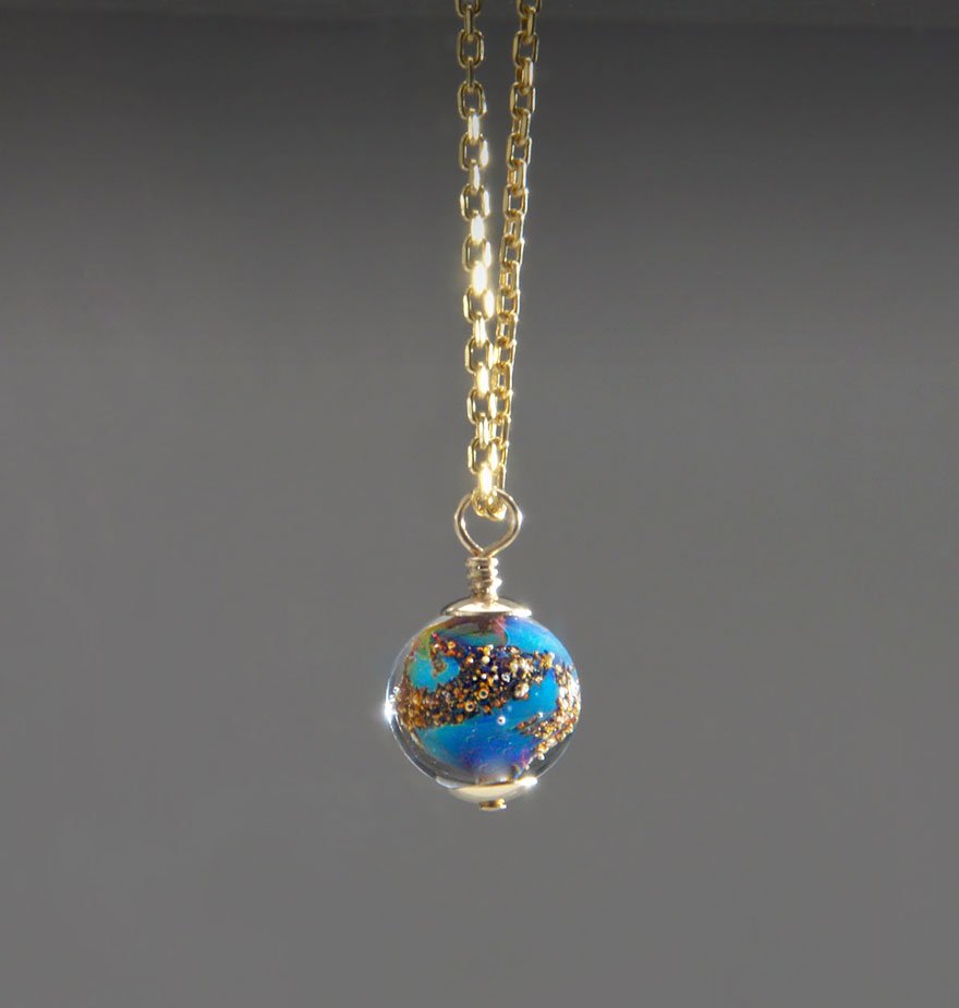 Φορέστε τους αγαπημένους σας στο... λαιμό σας: Κοσμήματα και χάντρες διακοσμημένα με την τέφρα των νεκρών [εικόνες] | iefimerida.gr 7