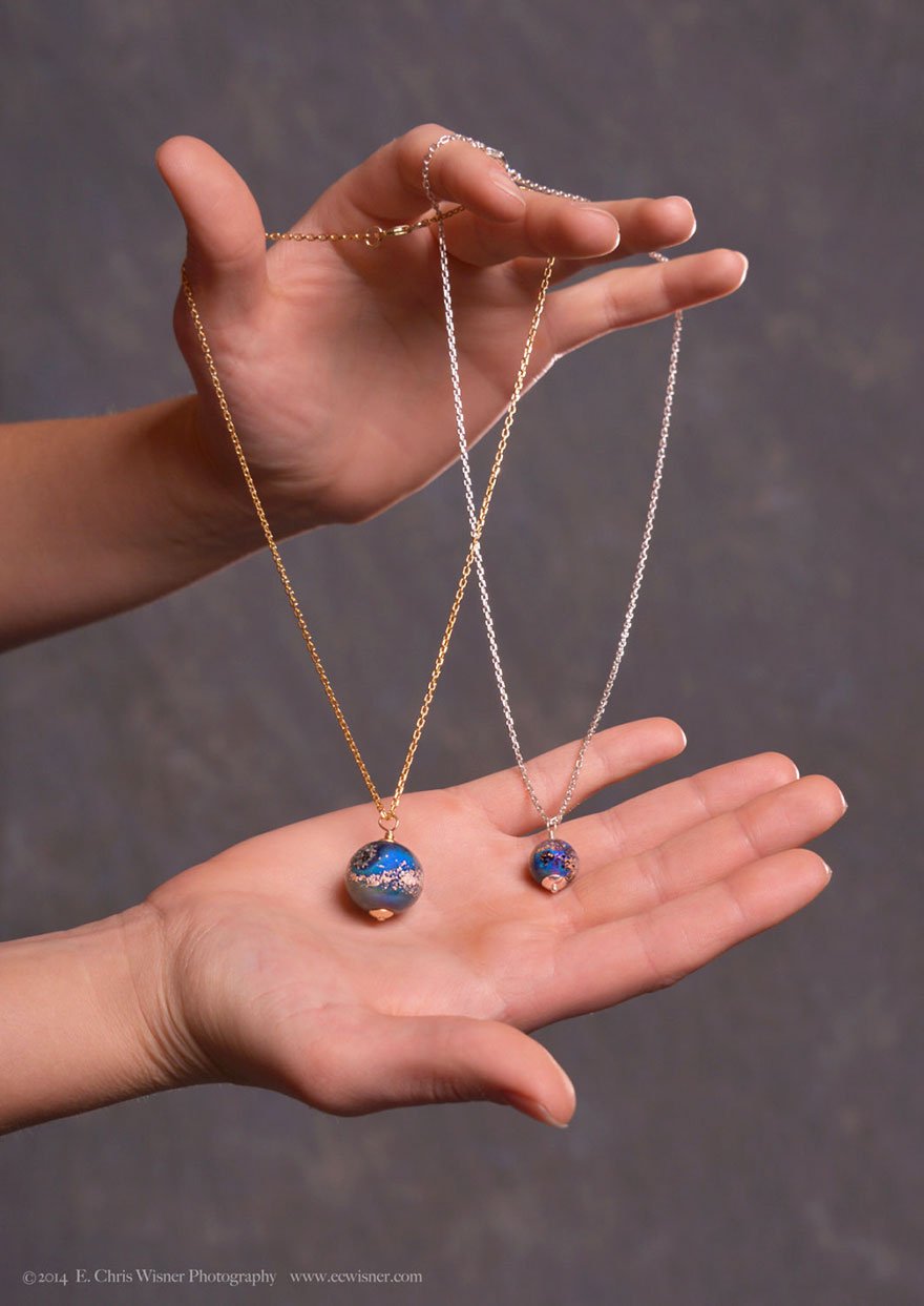 Φορέστε τους αγαπημένους σας στο... λαιμό σας: Κοσμήματα και χάντρες διακοσμημένα με την τέφρα των νεκρών [εικόνες] | iefimerida.gr 8