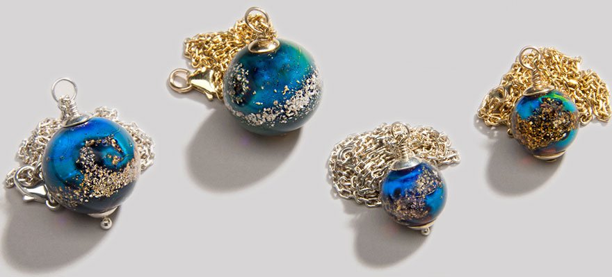 Φορέστε τους αγαπημένους σας στο... λαιμό σας: Κοσμήματα και χάντρες διακοσμημένα με την τέφρα των νεκρών [εικόνες] | iefimerida.gr 0