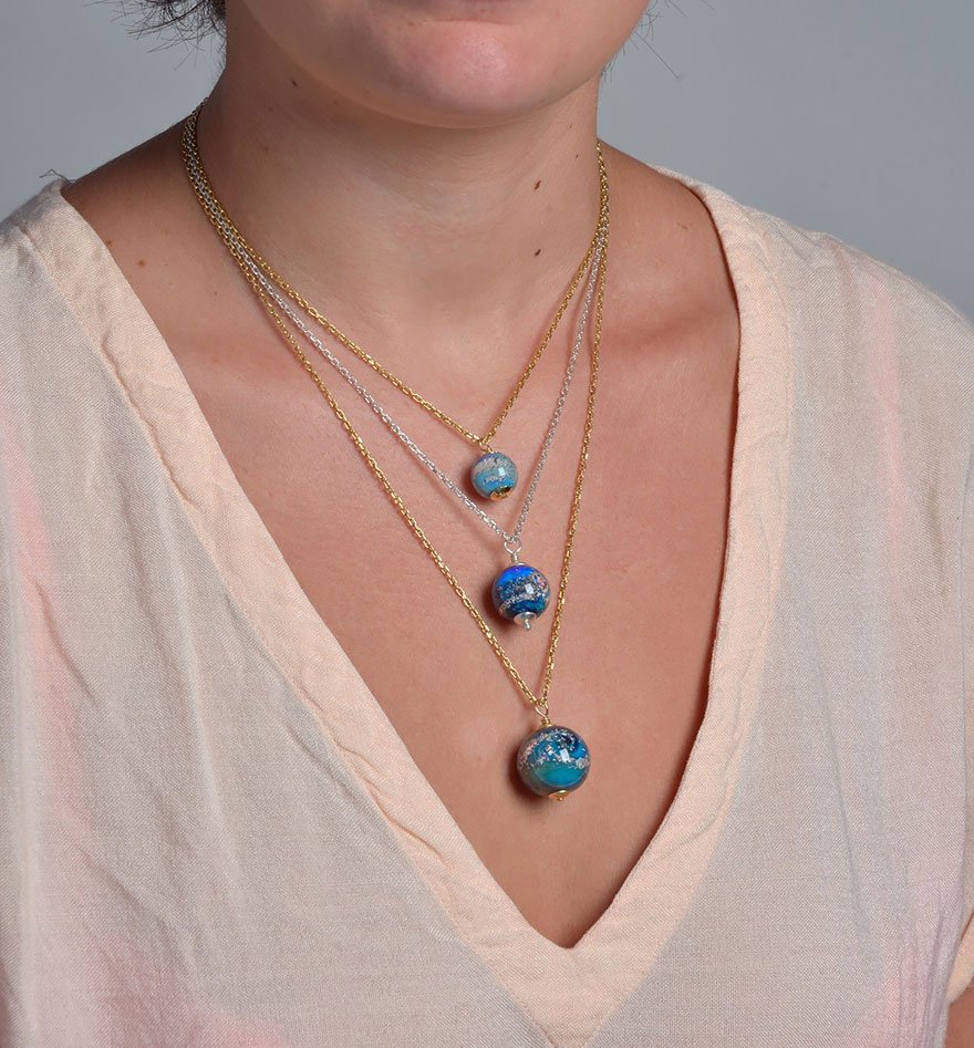 Φορέστε τους αγαπημένους σας στο... λαιμό σας: Κοσμήματα και χάντρες διακοσμημένα με την τέφρα των νεκρών [εικόνες] | iefimerida.gr 1