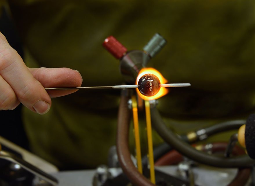 Φορέστε τους αγαπημένους σας στο... λαιμό σας: Κοσμήματα και χάντρες διακοσμημένα με την τέφρα των νεκρών [εικόνες] | iefimerida.gr 4