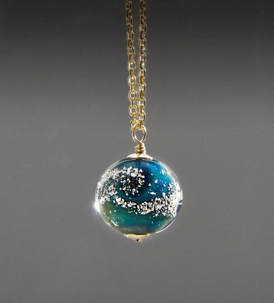 Φορέστε τους αγαπημένους σας στο... λαιμό σας: Κοσμήματα και χάντρες διακοσμημένα με την τέφρα των νεκρών [εικόνες] | iefimerida.gr 5