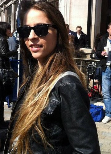 Ζωγραφίζοντας με καφέ: Κύπρια καλλιτέχνις φτιάχνει εκπληκτικά σχέδια με χρώμα απ' το φλιτζάνι [εικόνες] | iefimerida.gr 0