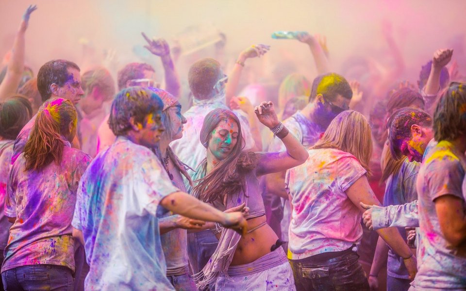 Holi Festival: Η εντυπωσιακή γιορτή στην Ινδία που γεμίζει τις πόλεις με χρώμα | iefimerida.gr 4