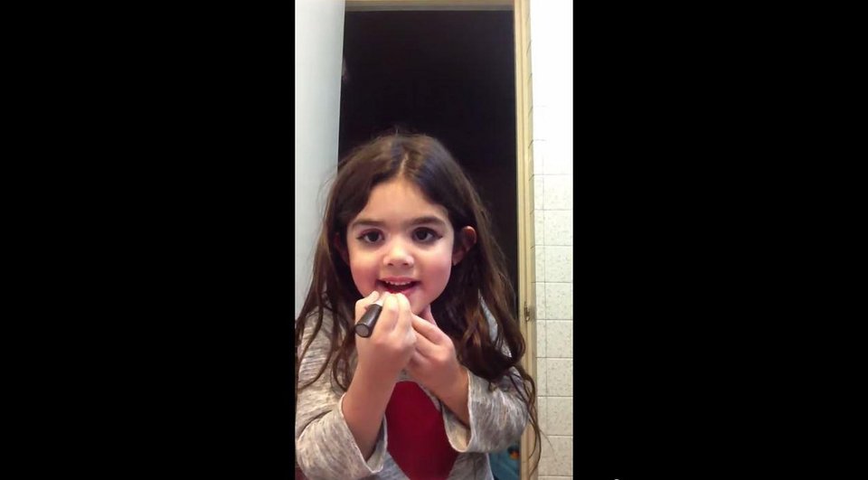 5χρονη δίνει συμβουλές μακιγιάζ στο youtube και προκαλεί σάλο [βίντεο] | iefimerida.gr 0