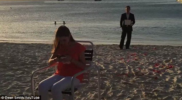 Έκανε πρόταση γάμου στην κοπέλα του κάθε μέρα επί ένα χρόνο χωρίς εκείνη να καταλάβει τίποτα [εικόνες & βίντεο] | iefimerida.gr 2