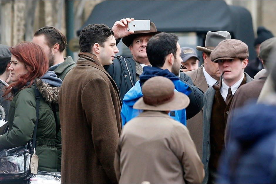 Πύργος του Downton: Καρέ-καρέ τα γυρίσματα σε μεσαιωνικό χωριό της Αγγλίας [εικόνες] | iefimerida.gr 8