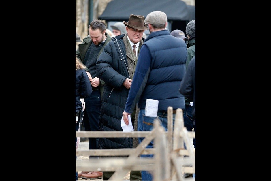 Πύργος του Downton: Καρέ-καρέ τα γυρίσματα σε μεσαιωνικό χωριό της Αγγλίας [εικόνες] | iefimerida.gr 9