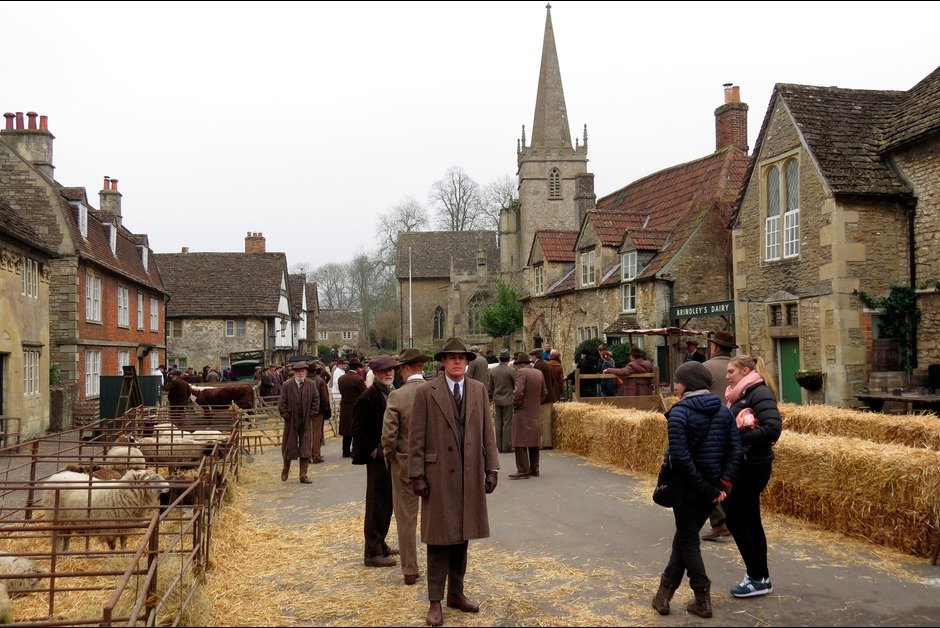 Πύργος του Downton: Καρέ-καρέ τα γυρίσματα σε μεσαιωνικό χωριό της Αγγλίας [εικόνες] | iefimerida.gr 0