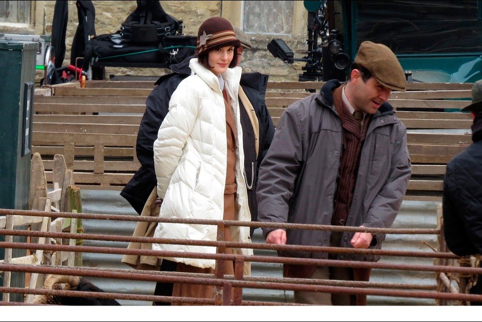 Πύργος του Downton: Καρέ-καρέ τα γυρίσματα σε μεσαιωνικό χωριό της Αγγλίας [εικόνες] | iefimerida.gr 1