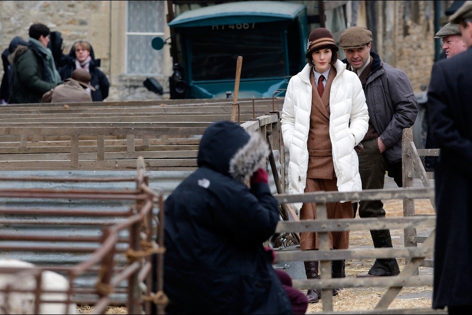 Πύργος του Downton: Καρέ-καρέ τα γυρίσματα σε μεσαιωνικό χωριό της Αγγλίας [εικόνες] | iefimerida.gr 3