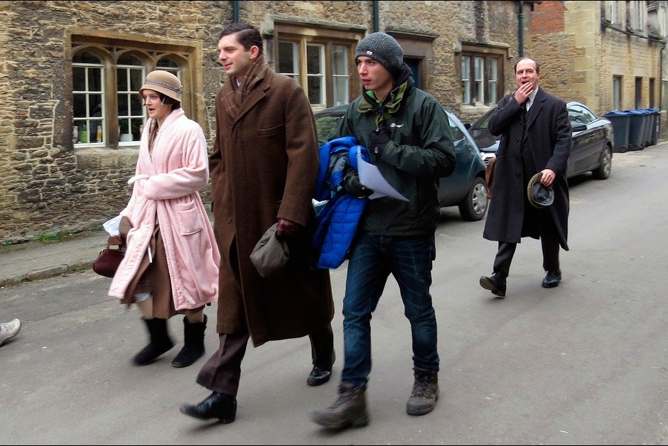 Πύργος του Downton: Καρέ-καρέ τα γυρίσματα σε μεσαιωνικό χωριό της Αγγλίας [εικόνες] | iefimerida.gr 4