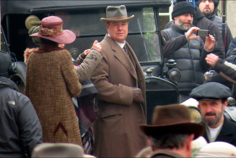 Πύργος του Downton: Καρέ-καρέ τα γυρίσματα σε μεσαιωνικό χωριό της Αγγλίας [εικόνες] | iefimerida.gr 5