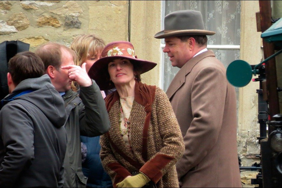 Πύργος του Downton: Καρέ-καρέ τα γυρίσματα σε μεσαιωνικό χωριό της Αγγλίας [εικόνες] | iefimerida.gr 6